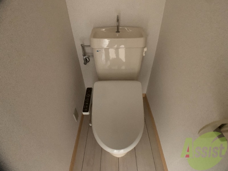 トイレ　トイレは温水洗浄付きの程よい広さ。