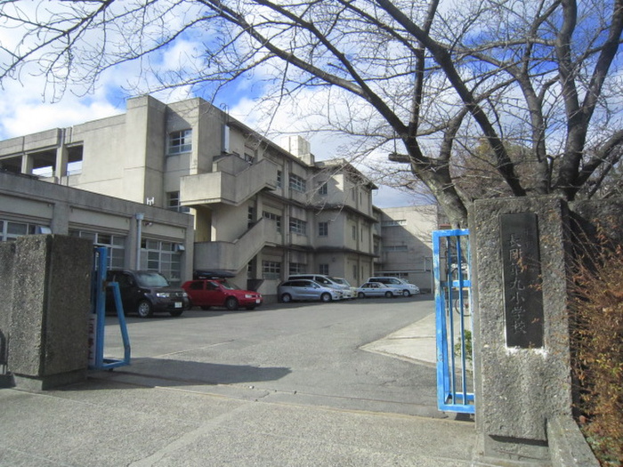 小学校　第九小学校（小学校）まで740m