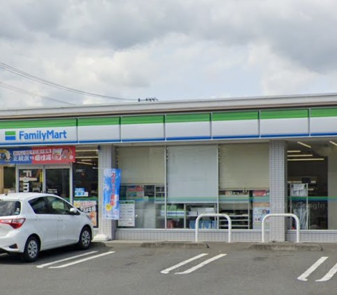 コンビニ　ファミリーマート伊勢原三ノ宮店（コンビニ）まで424m