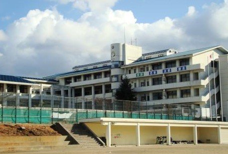 中学校　草津市立高穂中学校（中学校）まで587m