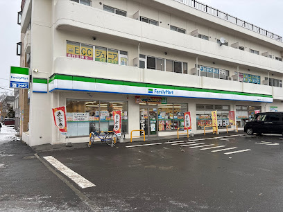 コンビニ　ファミリーマート札幌南8条西18丁目店（コンビニ）まで562m