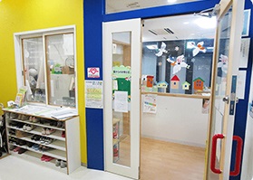 幼稚園・保育園　アスク西新宿保育園（幼稚園・保育園）まで135m
