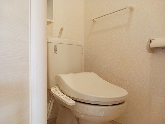 トイレ　落ち着いた色調のトイレです