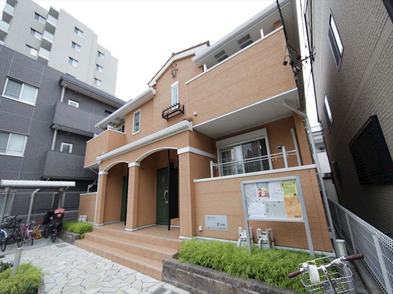 建物外観　外観　敷地内平面駐車場　屋根付き駐輪場　ＴＶインターホン完備