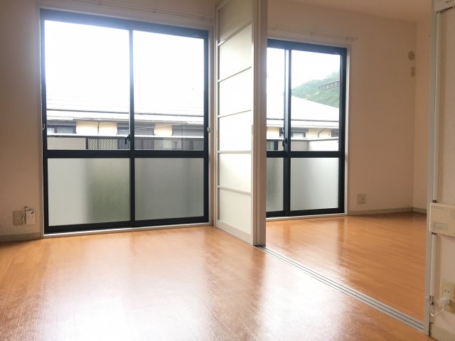 居室・リビング　参考：2DKの室内です