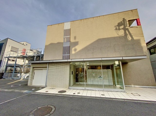 建物外観　駐車場・バイク置場があるマンションです。