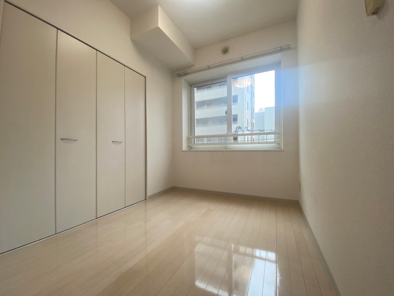 その他部屋・スペース　寝室はこちらです。光が差し込む、温かみのあるお部屋です。