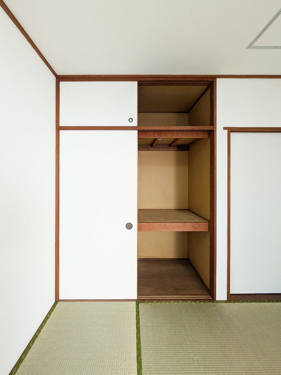 収納　写真は102号室のものです