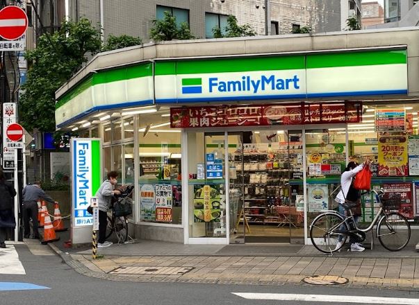 コンビニ　ファミリーマート蒲田駅東店（コンビニ）まで163m