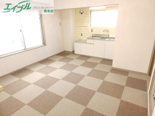居室・リビング　同型・別部屋の写真になります。