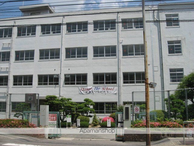 中学校　高槻市立第四中学校（中学校）まで211m