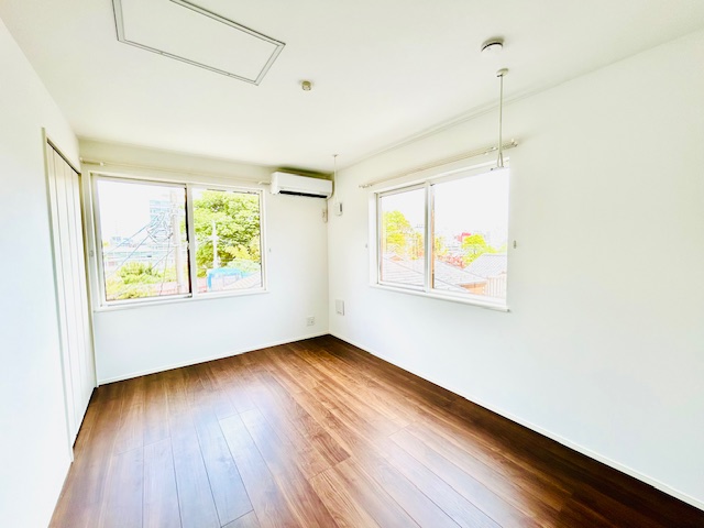 居室・リビング　二面採光で明るく開放的なお部屋です。