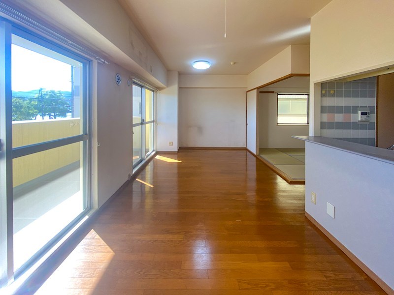 居室・リビング　LDK広々約16.3帖・南向きの角部屋につき日当たり良好です