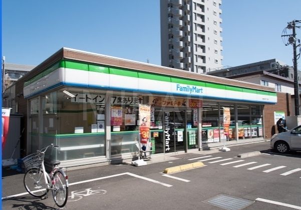 コンビニ　ファミリーマート相模大野八丁目店（コンビニ）まで240m