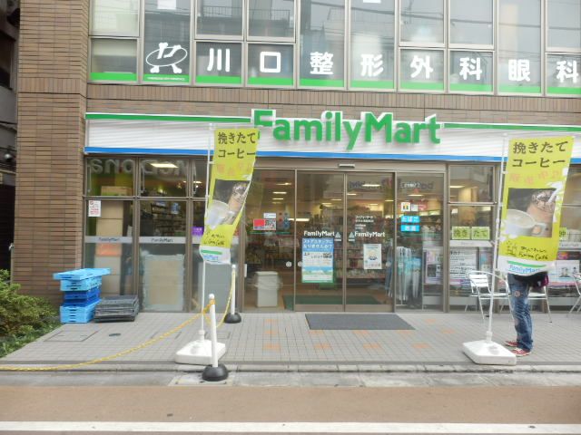 コンビニ　ファミリーマート学芸大学駅西店（コンビニ）まで52m