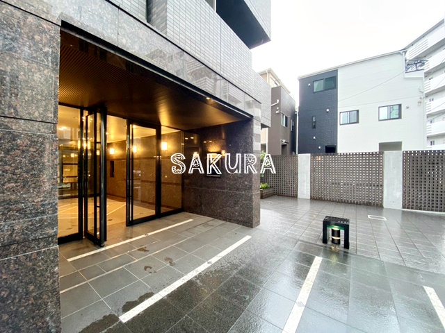 エントランス　重厚感のある建物デザイン♪