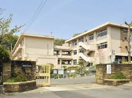 小学校　岡山市立津島小学校（小学校）まで608m