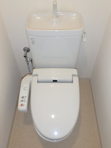 トイレ　温水洗浄便座付きのトイレです☆