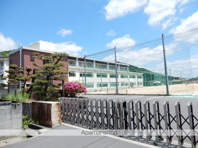 中学校　岡山市立瀬戸中学校（中学校）まで696m