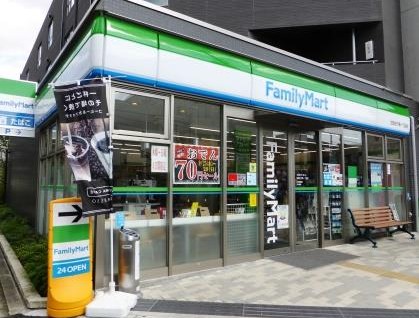 コンビニ　ファミリーマート世田谷下馬一丁目店（コンビニ）まで380m