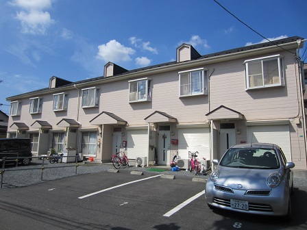 建物外観　人気のテラスハウスです！駐車場１台付（無料）！