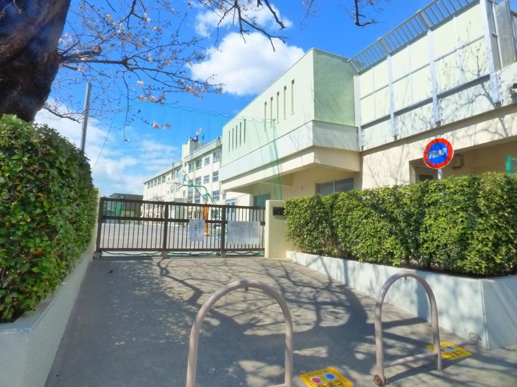 小学校　江戸川区立下鎌田東小学校（小学校）まで590m