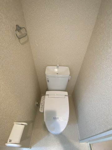 京急本線 弘明寺駅 徒歩7分 2階建 築9年のトイレ写真