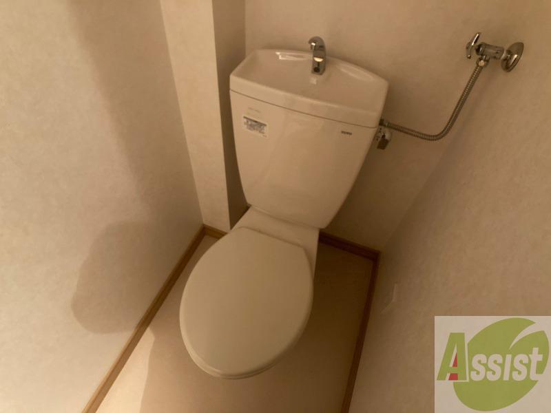 トイレ　こちらはトイレです。清潔感があり、安心して使用できます。