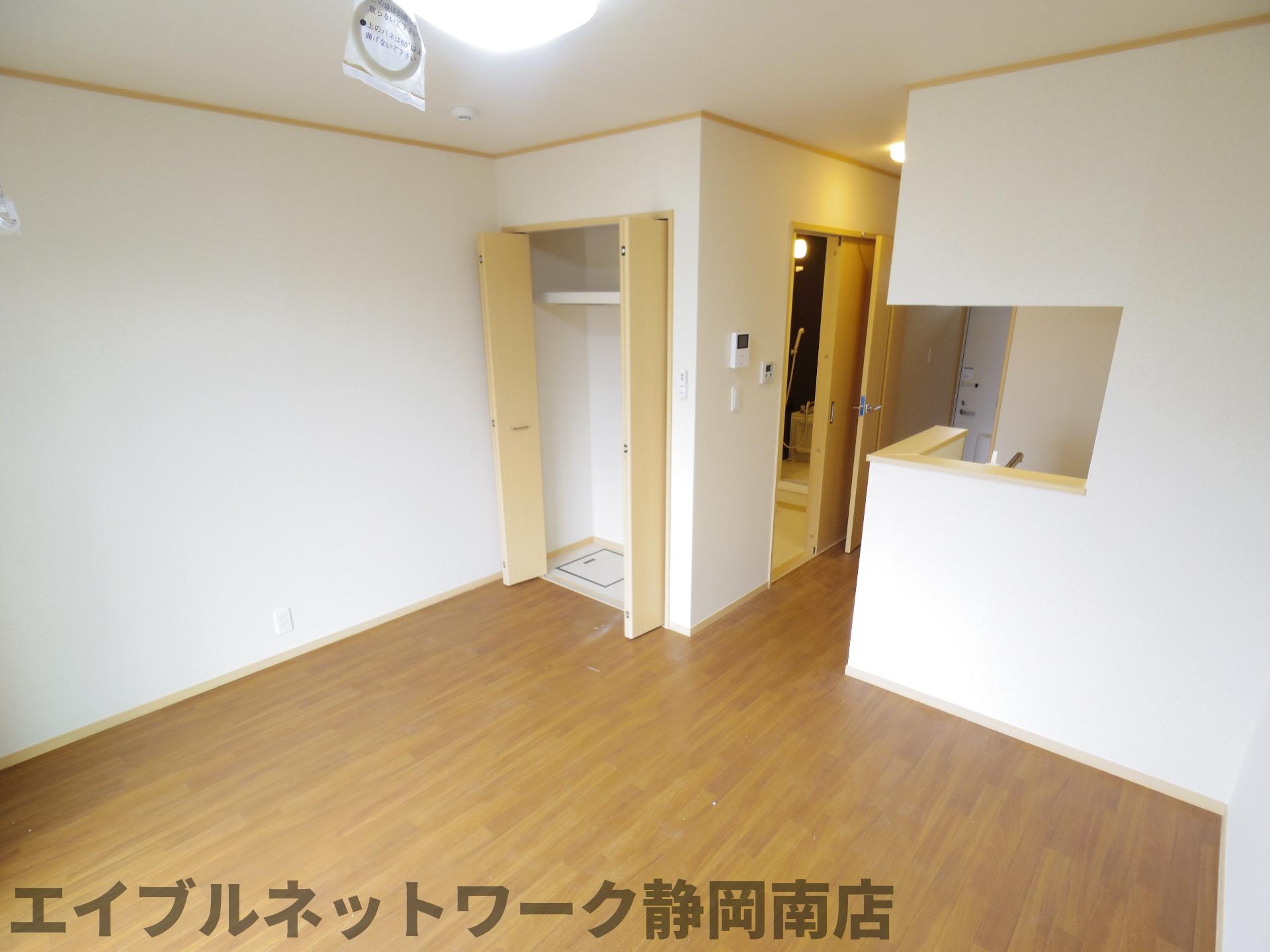 ＪＲ東海道本線 静岡駅 バス乗車時間：35分 最寄りバス停で下車 徒歩4分 2階建 築9年の居間写真