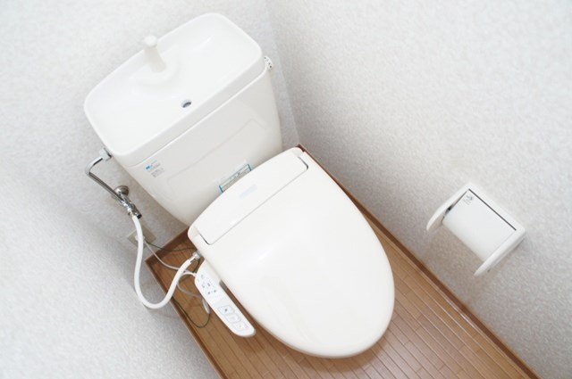 トイレ　快適な温水洗浄便座付き