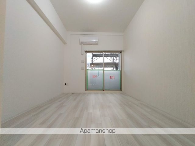 地下鉄御堂筋線 西中島南方駅 徒歩4分 10階建 築5年の居間写真