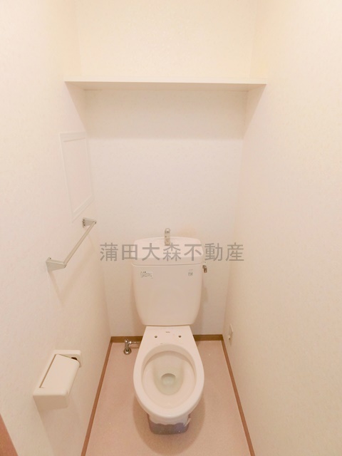 トイレ　棚付きのトイレ