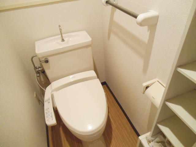 トイレ　温水洗浄便座付きです。