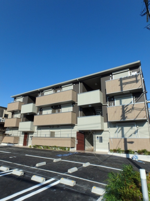 建物外観　青空に映える外観です