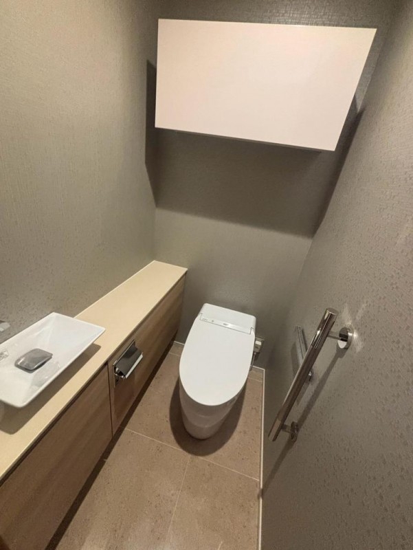 東京メトロ日比谷線 広尾駅 徒歩9分 8階建 築8年のトイレ写真