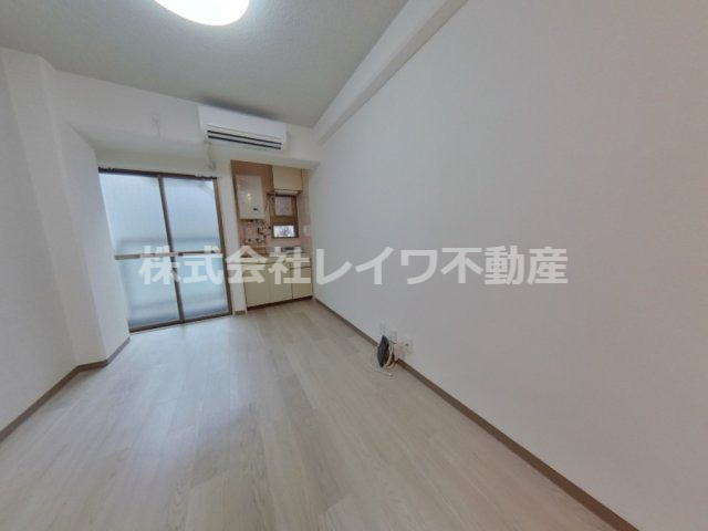 居室・リビング　落ち着いた色調の洋室です