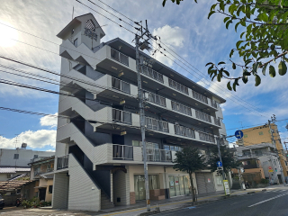 松山市木屋町のマンションの建物外観