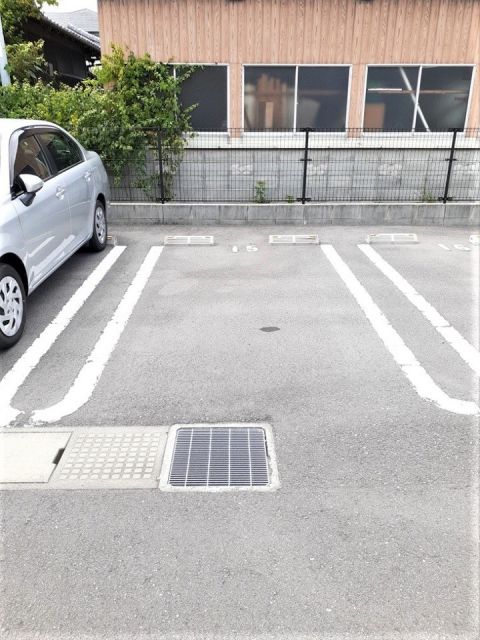 【ネオリリーＢの駐車場】