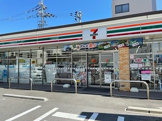 コンビニ　セブンイレブン奈良大宮町5丁目店（コンビニ）まで746m