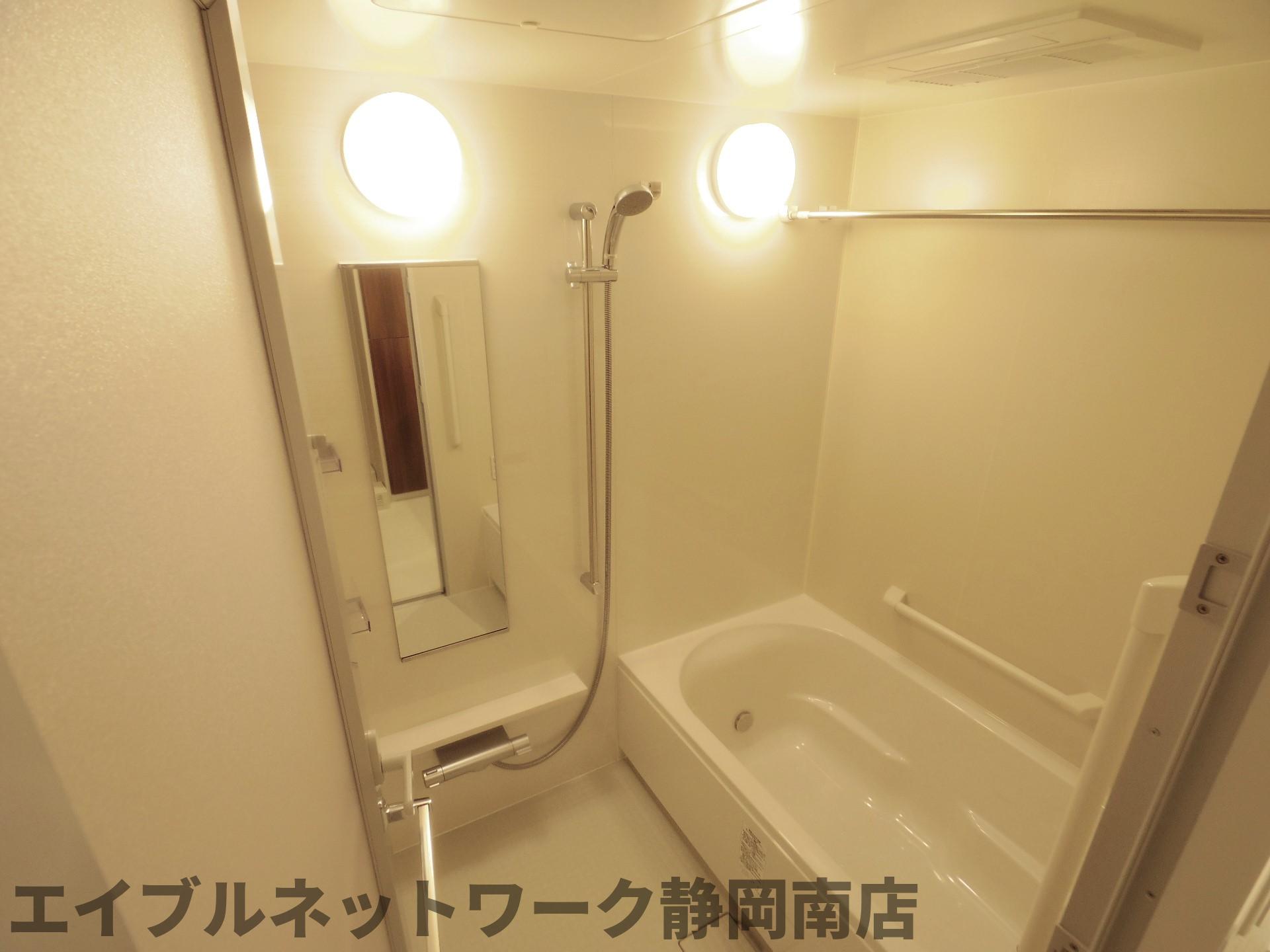 バス・シャワールーム　落ち着いた空間のお風呂です