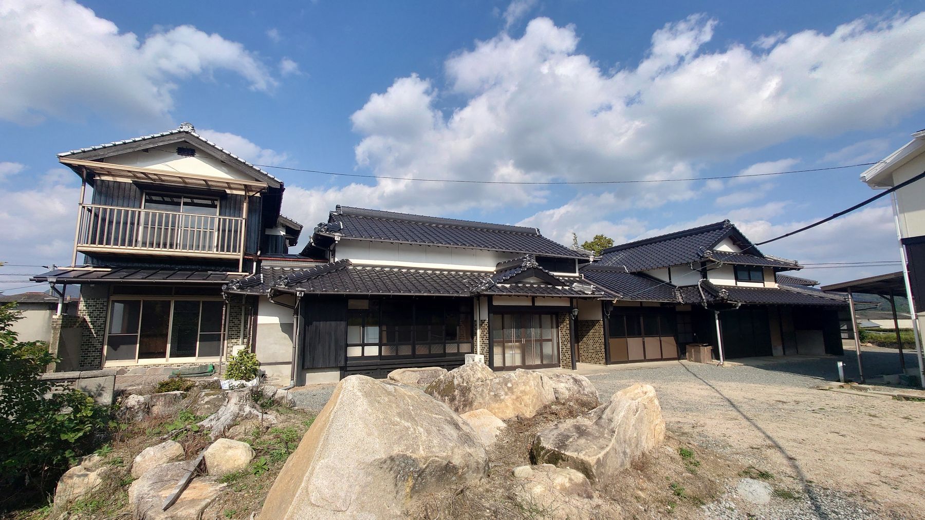 建物外観　木造の2階建て