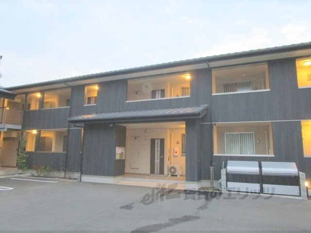 京都市伏見区桃山町下野のアパートの建物外観