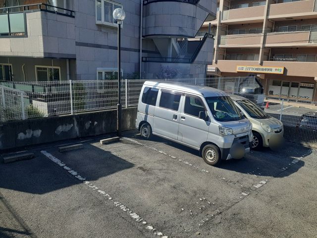 【河内長野市中片添町のアパートの駐車場】