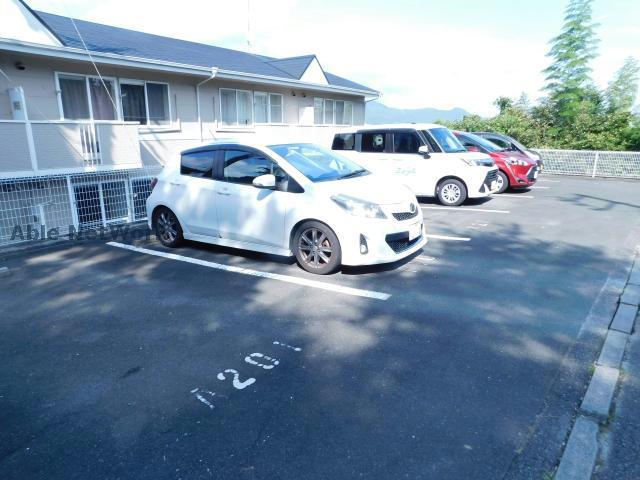 【蒲郡市神ノ郷町のアパートの駐車場】