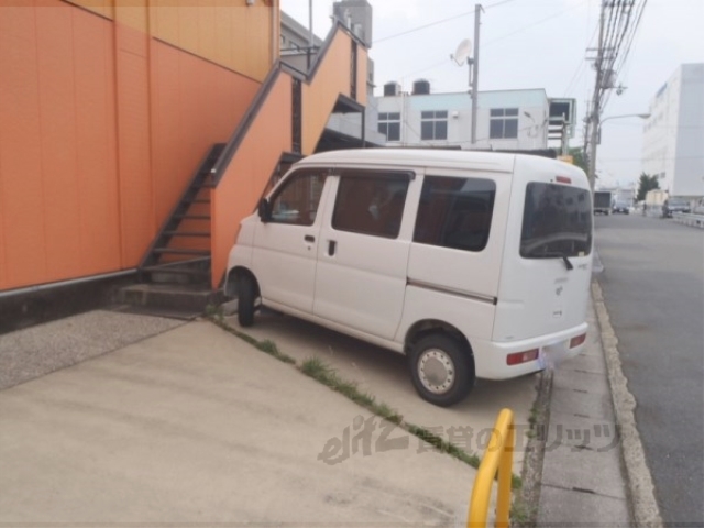 【京都市伏見区下鳥羽西芹川町のアパートの駐車場】