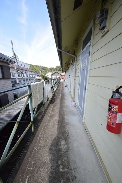 【八王子市丹木町のアパートの駐車場】