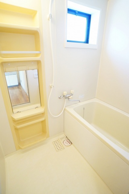 バス・シャワールーム　浴室（追焚機能付）窓があって換気もバッチリ♪