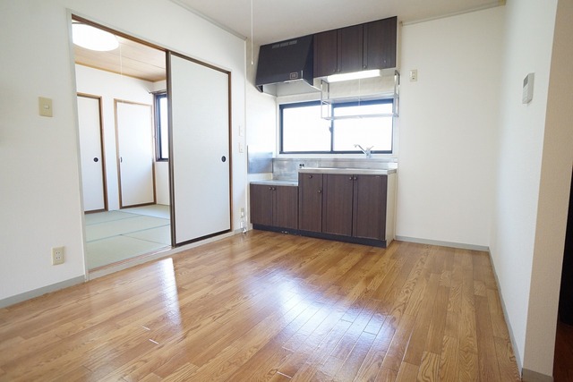 居室・リビング　ＤＫ６帖　窓があって明るいキッチン♪