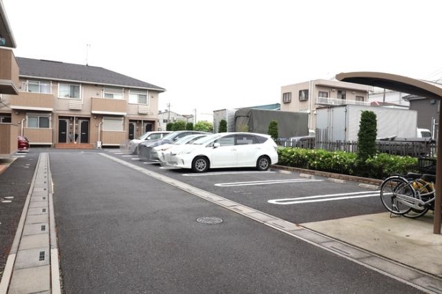 【三郷市新和のアパートの駐車場】