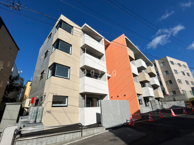 札幌市豊平区月寒西三条のマンションの建物外観